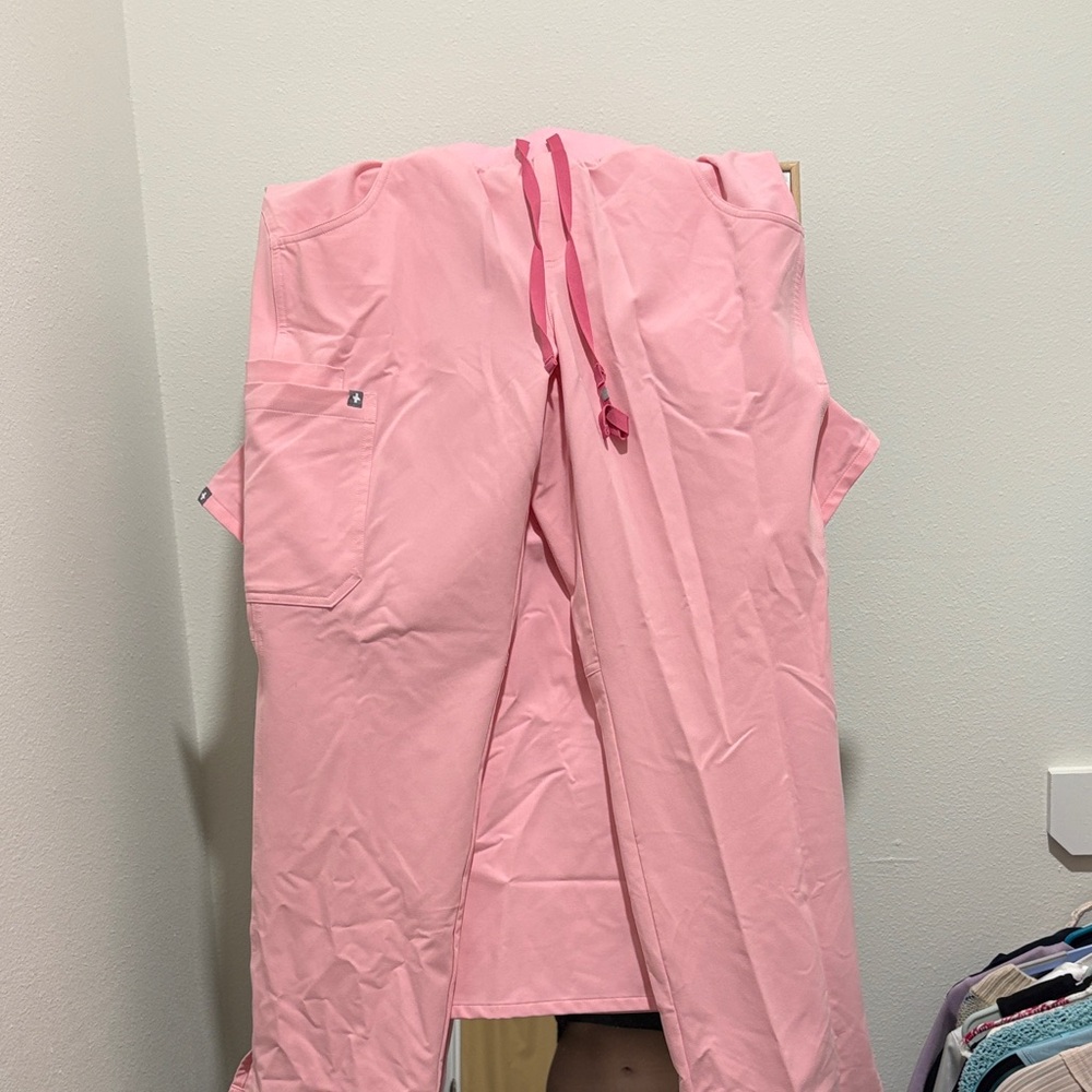 Figs Pink Kade cargo medium petite scrub pants